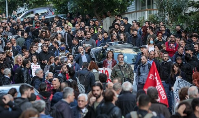 Έξωση στην Ιωάννα Κολοβού: Πλήθος κόσμου έξω από το σπίτι της σε ένδειξη συμπαράστασης