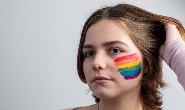 Η Ρωσία ψηφίζει νόμο κατά της “ΛΟΑΤΚΙ+ προπαγάνδας” – Πρόστιμο 160.000 ευρώ στους “παραβάτες”