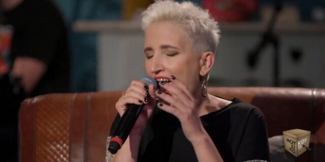 Μάρω Μαρκέλλου: Η εκτέλεση του “Αργεί να ξημερώσει” με βιολιά που ξεσήκωσε στο Μουσικό Κουτί