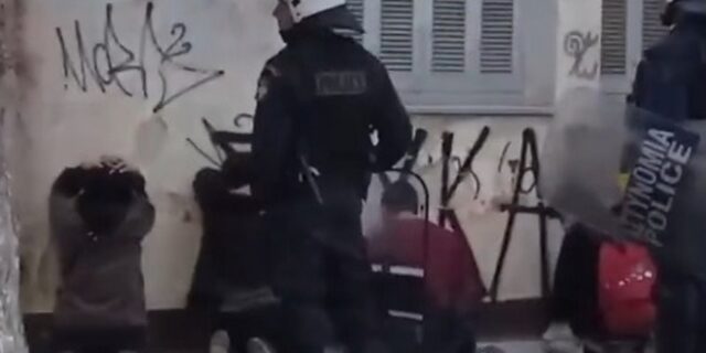 Στα γόνατα και δεμένοι πισθάγκωνα: Εικόνες ντροπής από την ΕΛΑΣ στα προσφυγικά