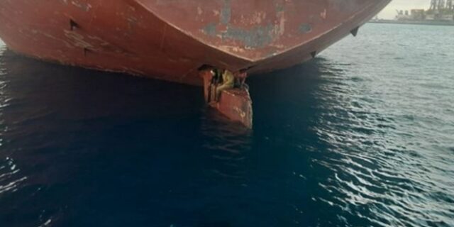 Μετανάστες ταξίδεψαν 11 μέρες ισορροπώντας σε πηδάλιο πλοίου