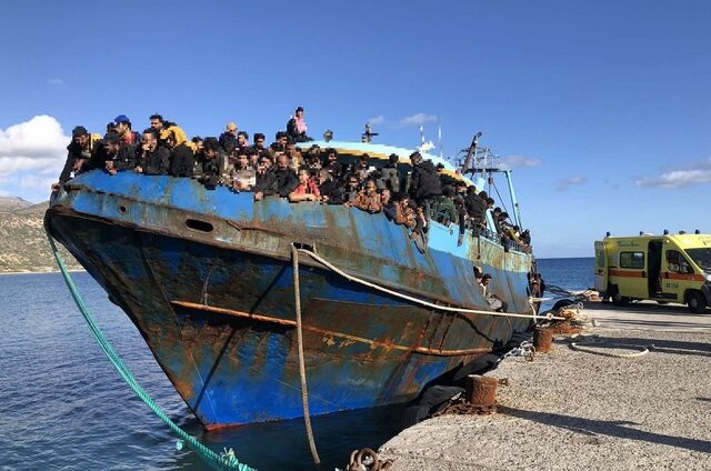 Χανιά: Στο πλοίο “Σαμαριά” οι 483 μετανάστες που εντοπίστηκαν νότια της Κρήτης