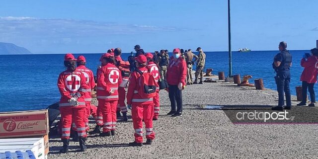 Κρήτη: Στο λιμάνι της Παλαιόχωρας το πλοίο με τους 450 μετανάστες – Ανάμεσά τους και παιδιά