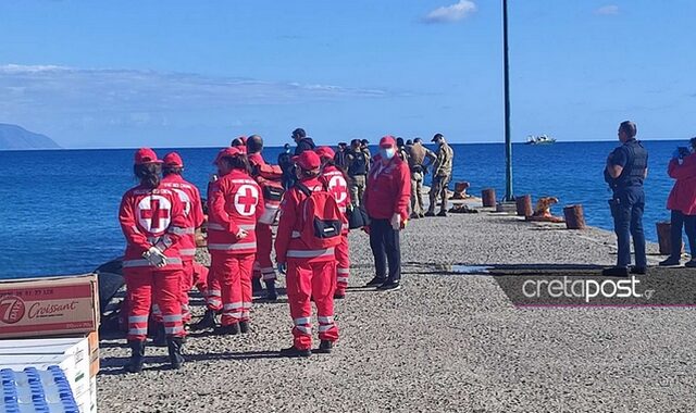 Κρήτη: Στο λιμάνι της Παλαιόχωρας το πλοίο με τους 450 μετανάστες – Ανάμεσά τους και παιδιά