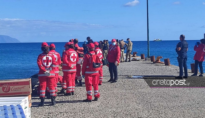 Κρήτη: Στο λιμάνι της Παλαιόχωρας το πλοίο με τους 450 μετανάστες – Ανάμεσά τους και παιδιά
