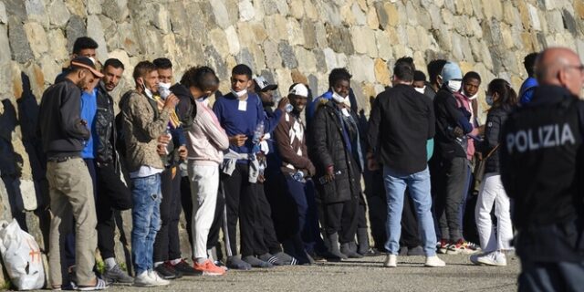 Απελπισμένοι μετανάστες πηδούν στη θάλασσα για να βγουν στη στεριά μετά τον αποκλεισμό της Μελόνι