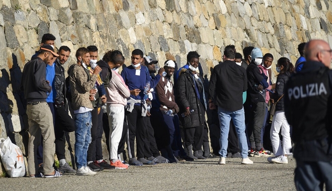 Απελπισμένοι μετανάστες πηδούν στη θάλασσα για να βγουν στη στεριά μετά τον αποκλεισμό της Μελόνι