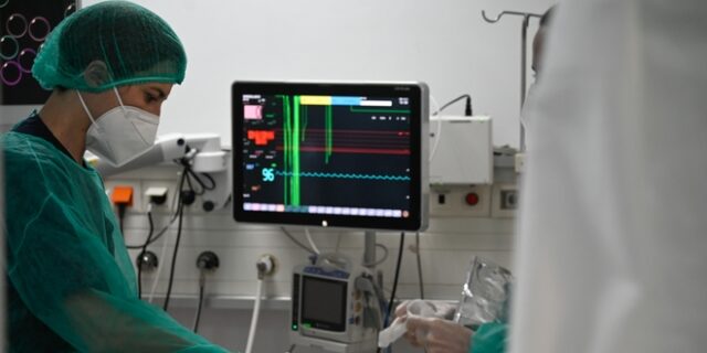 Κορονοϊός: 115 νεκροί και 55.917 κρούσματα σε εβδομαδιαία βάση – Στους 81 οι διασωληνωμένοι