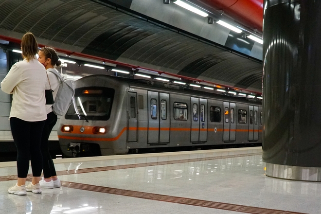 Αιγάλεω: Πτώση γυναίκας στις ράγες του Μετρό – Ανασύρθηκε τραυματισμένη
