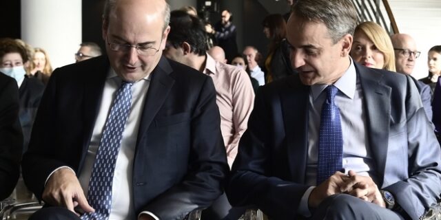 Η ατάκα Μητσοτάκη στον Χατζηδάκη για το υπ. Εργασίας: “Τουλάχιστον δεν κινδυνεύεις να σου πέσουν τα μαλλιά”