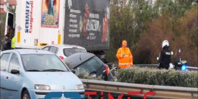 Θεσσαλονίκη: “Δίπλωσε” νταλίκα στον Περιφερειακό μετά από σύγκρουση με ΙΧ – Ένας τραυματίας