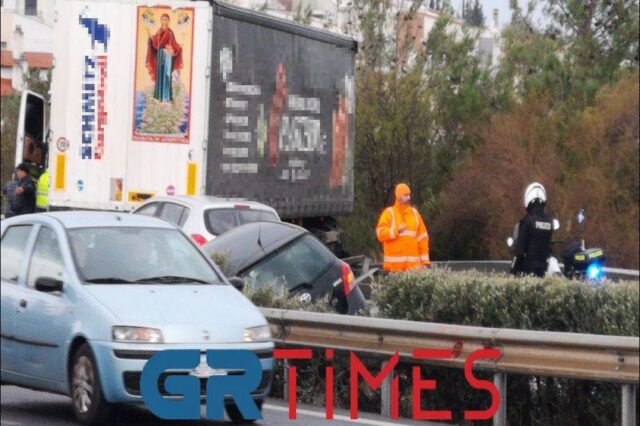 Θεσσαλονίκη: “Δίπλωσε” νταλίκα στον Περιφερειακό μετά από σύγκρουση με ΙΧ – Ένας τραυματίας
