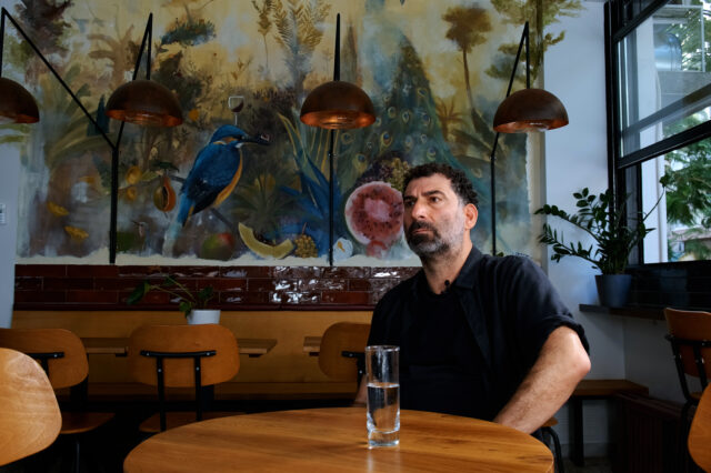 Ο Γιάννης Οικονομίδης είναι πιο επίκαιρος από ποτέ. Και το ξέρει