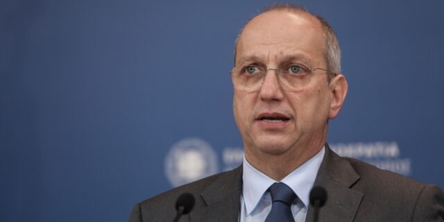 Οικονόμου για υποκλοπές: “Η κυβέρνηση δεν ασχολείται με φήμες”