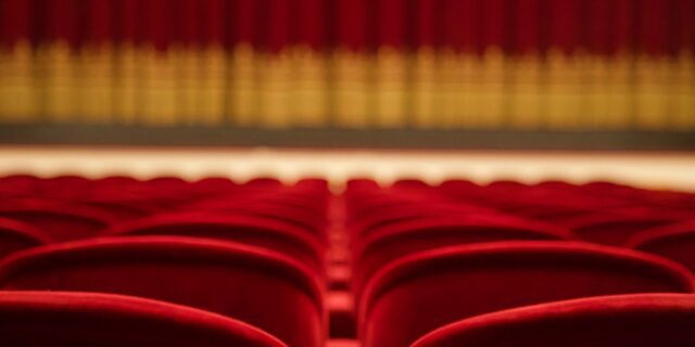 Οι 6 θεατρικές παραστάσεις που πρέπει να δεις