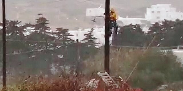 Κακοκαιρία EVA: Εναερίτες της ΔΕΗ “κρέμονται” από κολώνα την ώρα της καταιγίδας στην Πάρο