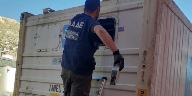 Πειραιάς: Έκρυβαν 16 κιλά ναρκωτικών ουσιών σε μπανάνες – Η αποκάλυψη της ΑΑΔΕ