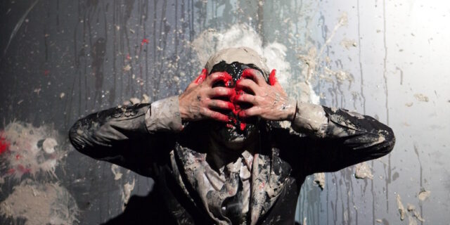 Ο σπουδαίος performer-γλύπτης Οlivier de Sagazan για πρώτη φορά στην Αθήνα- Γιατί καλύπτει το κεφάλι του με πηλό