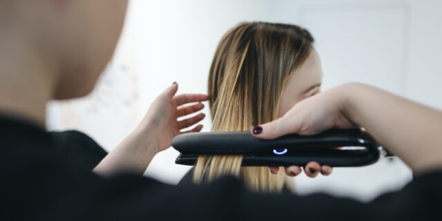 Οι 6 καλύτερες ισιωτικές πρέσες μαλλιών που θα βρείτε με έκπτωση