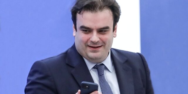 Market Pass: “Τις 32.000 έφτασαν ήδη οι αιτήσεις” λέει ο Πιερρακάκης