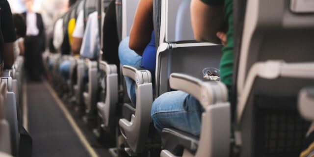 ΗΠΑ: Γυναίκα προσπάθησε να ανοίξει την πόρτα αεροπλάνου και δάγκωσε επιβάτη – “Ο Ιησούς μου είπε να το κάνω”