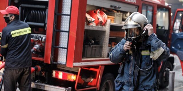 Γρεβενά: Πυροσβέστες ανέσυραν απανθρακωμένο άτομο από σπίτι που πήρε φωτιά