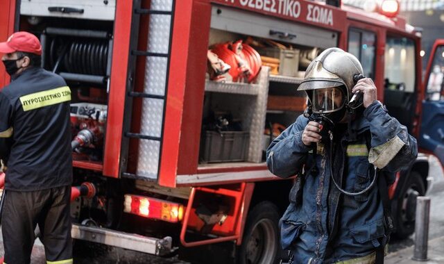 Φωτιά σε εγκαταλελειμμένο κτίριο στο Παλαιό Φάληρο