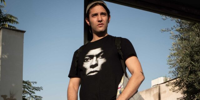 Ο Γιώργος Καφετζόπουλος παίρνει το δικό του ρίσκο σ’ ένα παγκάκι στα Εξάρχεια