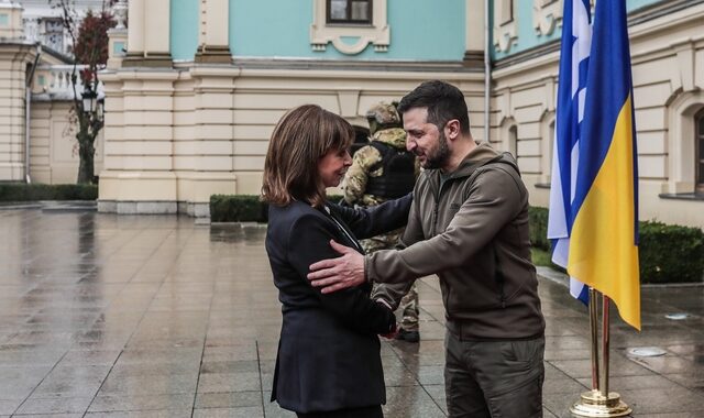 Σακελλαροπούλου για επίσκεψη στην Ουκρανία: “Πάλλεται ρωμαλέα η καρδιά ενός ηρωικού λαού”