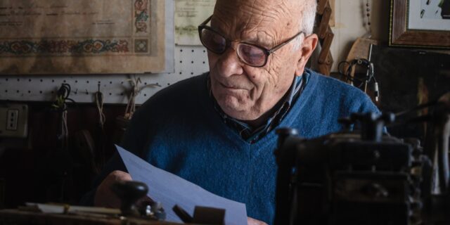 Έρευνα: Πόσα βιβλία τον χρόνο διαβάζει ο μέσος Έλληνας και πόσο τον επηρεάζει το επάγγελμα του παππού του;