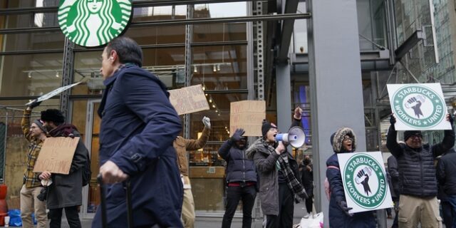 ΗΠΑ: “Η Εξέγερση της Κόκκινης Κούπας” – Εργαζόμενοι των Starbucks κατά του εκφοβισμού της εταιρείας