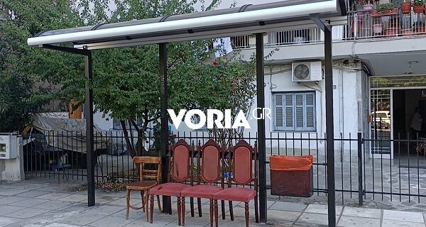 Θεσσαλονίκη: Δεν είναι έργο τέχνης, είναι καρέκλες σαλονιού αντί για παγκάκι στάσης