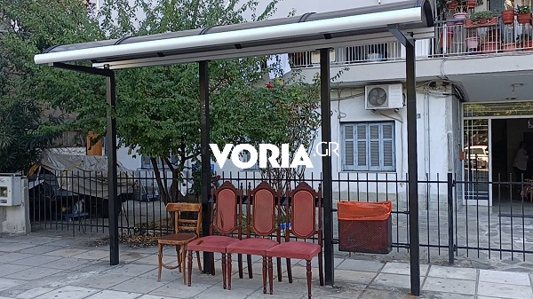 Θεσσαλονίκη: Δεν είναι έργο τέχνης, είναι καρέκλες σαλονιού αντί για παγκάκι στάσης