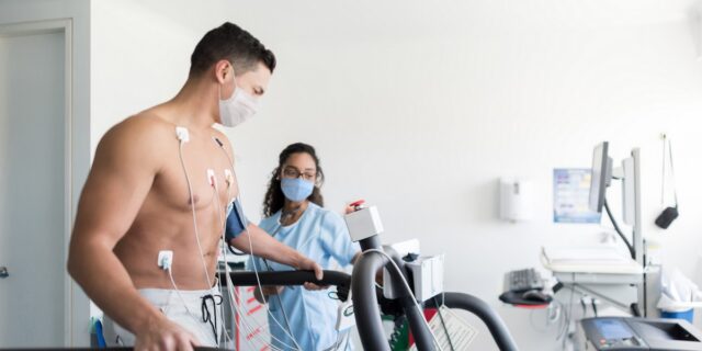 Ποιος είχε τη σατανική ιδέα να κάνει το διάδρομο γυμναστικής “εργαλείο” εξέτασης της καρδιάς