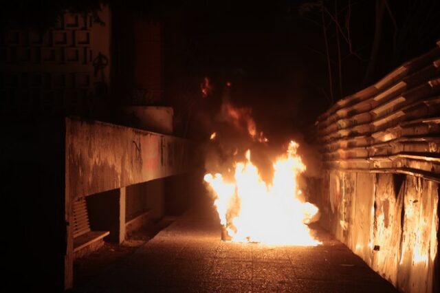 Θεσσαλονίκη – Πολυτεχνείο: Μολότοφ και δακρυγόνα μετά τη λήξη της πορείας – Τουλάχιστον 40 προσαγωγές