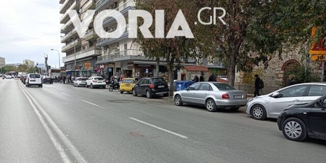 Θεσσαλονίκη: Σε κρίσιμη κατάσταση η 21χρονη που παρέσυρε αυτοκίνητο – Άφαντος ο οδηγός