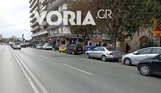Θεσσαλονίκη: Σε κρίσιμη κατάσταση η 21χρονη που παρέσυρε αυτοκίνητο – Άφαντος ο οδηγός