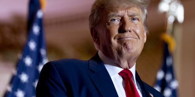 ΗΠΑ: Ο Λευκός Οίκος καταδικάζει το δείπνο του Τραμπ με υπέρμαχο της “υπεροχής της λευκής φυλής”