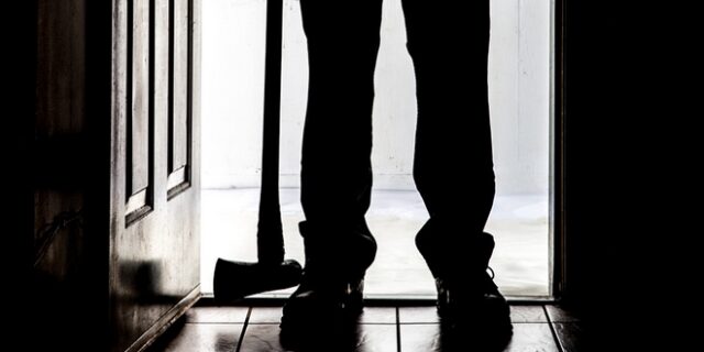 Θεσσαλονίκη: Φυλάκιση σε 46χρονο που κυνήγησε με τσεκούρι και πριόνι γείτονά του