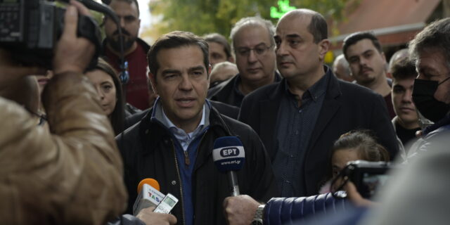 Τσίπρας: Οι εξυπνάδες Μητσοτάκη δε μειώνουν τις τιμές, ούτε προστατεύουν την πρώτη κατοικία από τα κοράκια