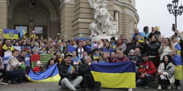 Ουκρανία: Πανηγυρισμοί στη Χερσώνα – Συγκρατημένος ο Κουλέμπα: “Ο πόλεμος συνεχίζεται”