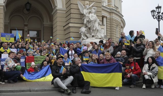 Ουκρανία: Πανηγυρισμοί στη Χερσώνα – Συγκρατημένος ο Κουλέμπα: “Ο πόλεμος συνεχίζεται”
