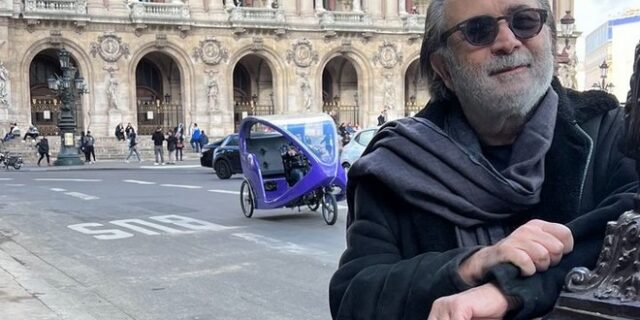 Λάκης Λαζόπουλος: Ο ανέμελος χορός στους δρόμους του Παρισιού που έγινε viral