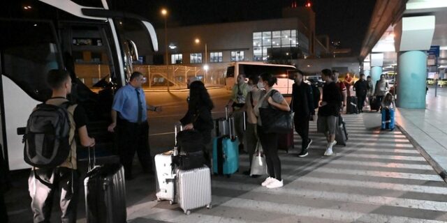 Συγκλονίζουν μαρτυρίες επιβατών της Emirates: “Μας ακολουθούσαν F-16, είδαμε στα μόνιτορ την τρελή πορεία”