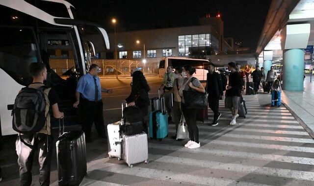 Συγκλονίζουν μαρτυρίες επιβατών της Emirates: “Μας ακολουθούσαν F-16, είδαμε στα μόνιτορ την τρελή πορεία”