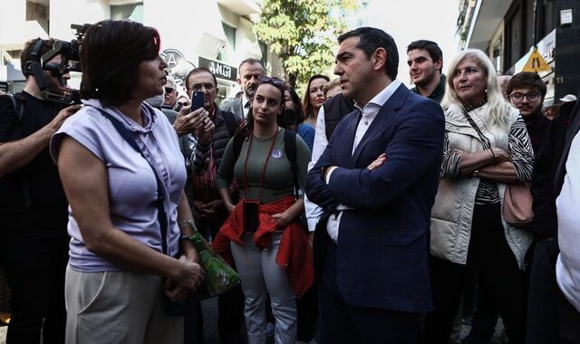 Τσίπρας: “Οι μεσαίοι γίνονται φτωχοί, οι φτωχοί απελπισμένοι κι οι γαλάζιες ακρίδες εφορμούν στο δημόσιο πλούτο”