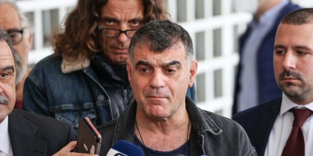 Βαξεβάνης: Καταθέτει αγωγή κατά Μητσοτάκη