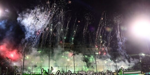 Παναθηναϊκός – Ολυμπιακός: Η εντυπωσιακή ατμόσφαιρα με εκατοντάδες πυροτεχνήματα στην είσοδο των ομάδων