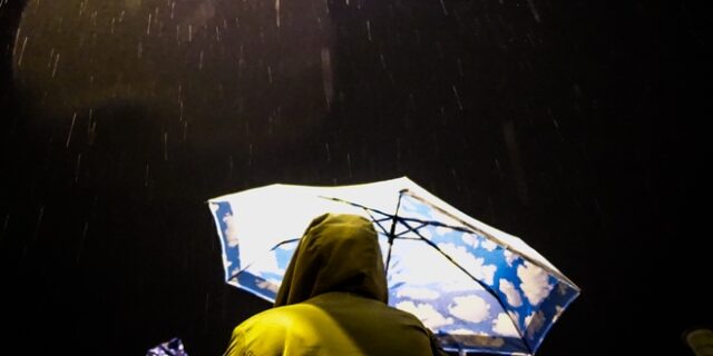 Πάτρα: Παιδί βρέθηκε να κοιμάται στη βροχή στην πλατεία Γεωργίου