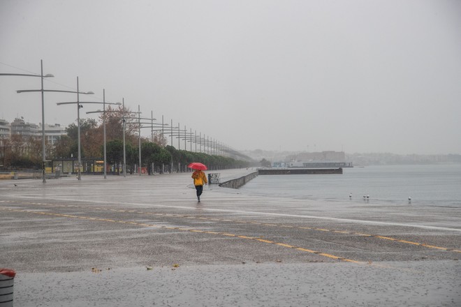 Καιρός Θεσσαλονίκη: Νεφώσεις και σποραδικές καταιγίδες από το απόγευμα